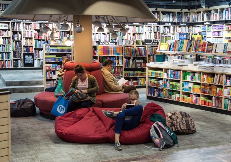 vitrine-LE TIGNET-min_books_bookstore_book_reader_readers_reading_shop_sale_books-849006